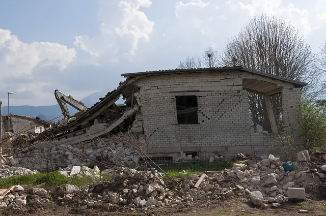 Kontenery na gruz - niezbędne w remontach i pracach budowlanych