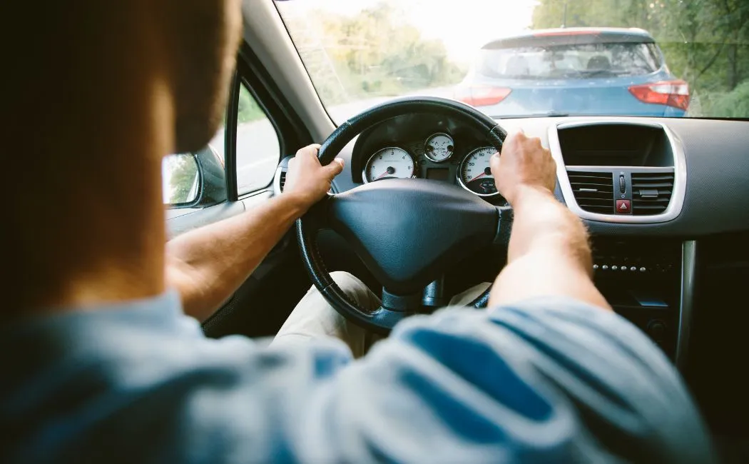 Poznaj zasady, które warto przestrzegać podczas jazdy samochodem