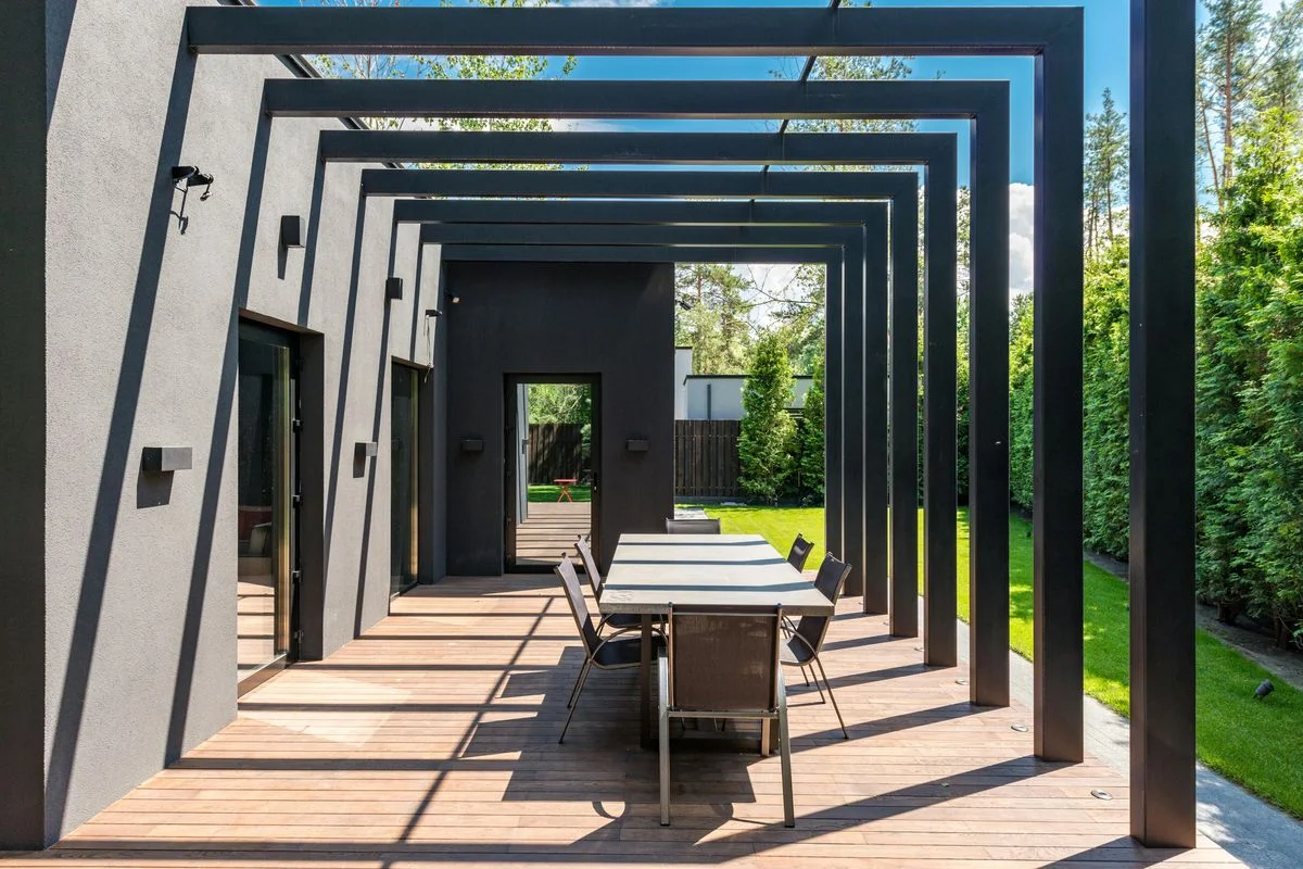 Pergola na tarasie – jak zaprojektować idealne miejsce do wypoczynku?