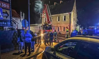 Weszli do płonącego budynku, by ratować ludzi. Policjanci ewakuowali pięć osób