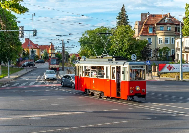 Grafika promocyjna wydarzenia 45. rocznica wycofania wagonów typu N w Gorzowie Wielkopolskim — przejazd okolicznościowy