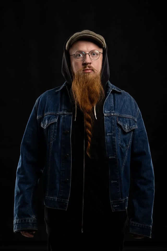 Obrazek przedstawia grafikę promocyjną wydarzenia Premiera nowego programu stand-up Arka Jaksy w Gorzowie Wielkopolskim