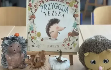 Jeżyki wkroczyły do gorzowskiej biblioteki. Były opowieści i tor przeszkód