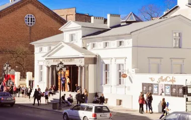 Gorzowski teatr dostał życzenia, a scena znów przypomniała, ile znaczy dla miasta