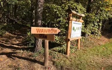 Park Czechówek ma 20 nowych drogowskazów. Łatwiej trafić nad staw