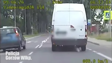 Na przejściu wyprzedzał nieoznakowany radiowóz. Mandat był natychmiastowy