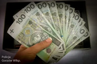 Sprzedaż używanych butów skończyła się stratą - ponad 10 tysięcy z konta