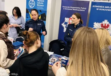 Gorzowskie policjantki na targach - rekrutacja zaczyna się w szkolnych salach