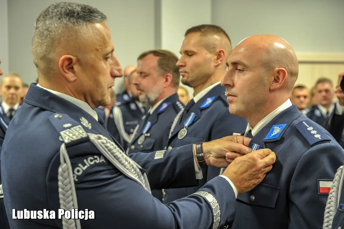 Funkcjonariusze lubuskiej policji w mundurach galowych podczas uroczystej ceremonii wręczania odznaczeń.