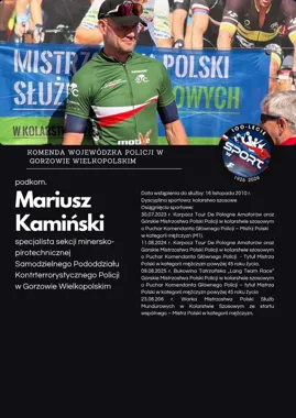 Policjant w zielonej kolarskiej koszulce stoi przed banerem mistrzostw kolarskich służb mundurowych.