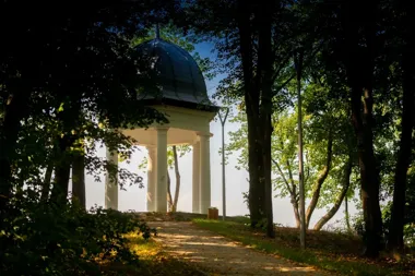 Altana z kolumnami i kopułą stoi na lesistym wzniesieniu, do którego prowadzi ścieżka.